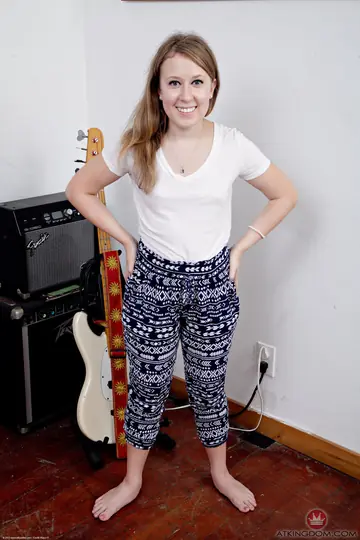Brooke Bliss – Petite Blonde Strips Out of Her Panties and Spreads Wide