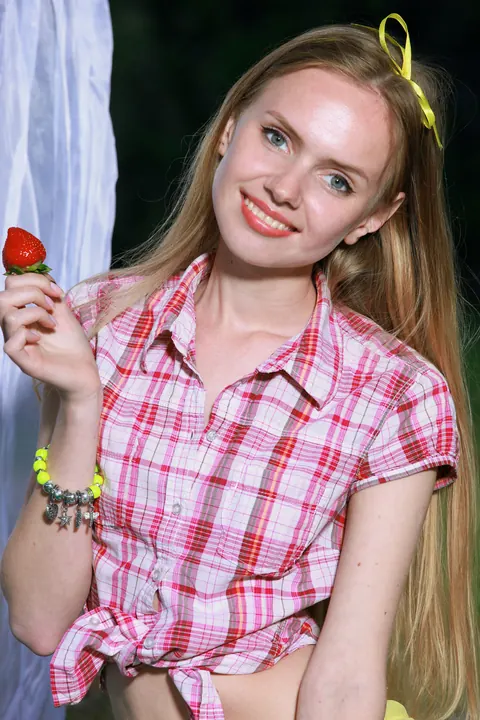 Honey Liz: Slim Russian Blonde Strips Out of Her Panties at a Picnic – photo 2 of 21