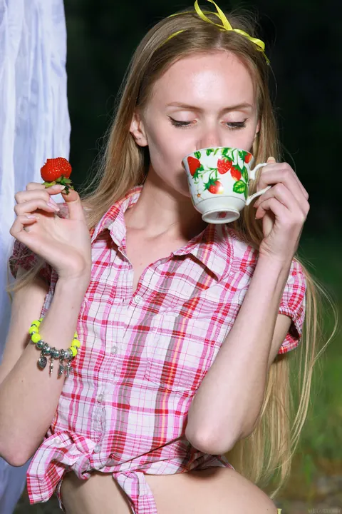 Honey Liz: Slim Russian Blonde Strips Out of Her Panties at a Picnic – photo 3 of 21