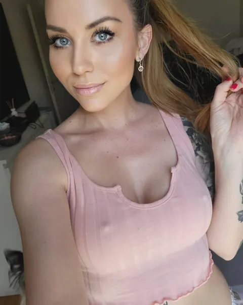Thick Babe Shows Off Her Big Ass and Firm Tits – photo 12 of 18