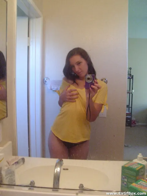 Thick Amateur in a Black Thong Spreads for a Mirror Selfie – photo 3 of 20