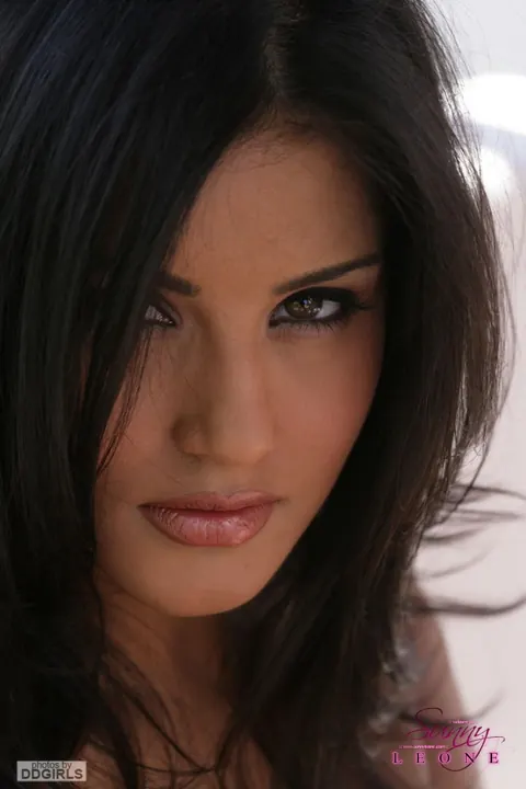 Sunny Leone: Tanned Asian MILF Strips Out of Her Bikini Outdoors While Drinking Beer – photo 3 of 21
