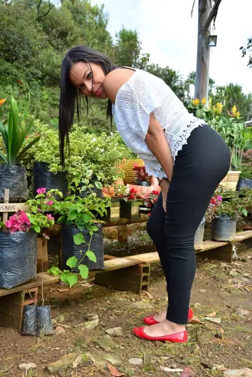 Andrea Flores – Colombian Latina Spreads Her Pussy Outdoors