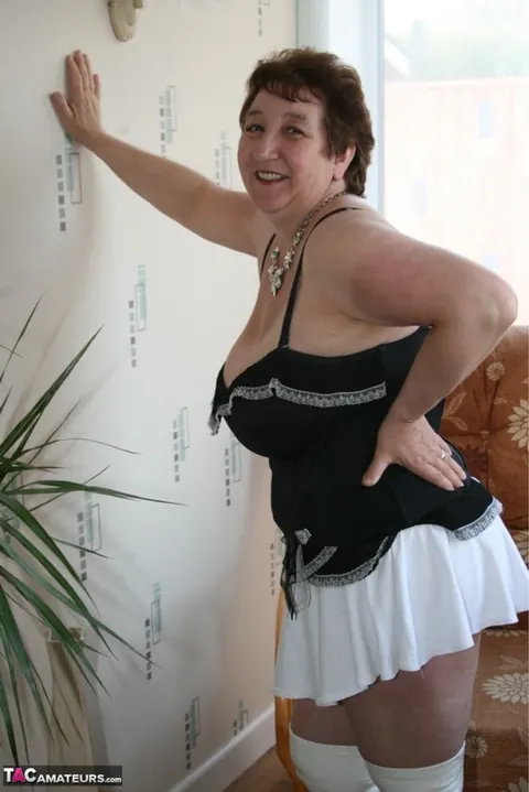 Kinky Carol: Mature British BBW Flashes Panties in Heels and Boots – photo 3 of 16