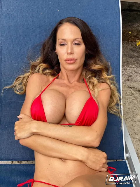 McKenzie Lee: British MILF Gives a Blowjob and Eats Cum by the Pool – photo 4 of 20