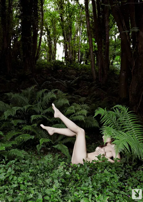 Jill Vandermulen: Dutch Brunette Poses Nude Among the Trees in a Forest – photo 3 of 13