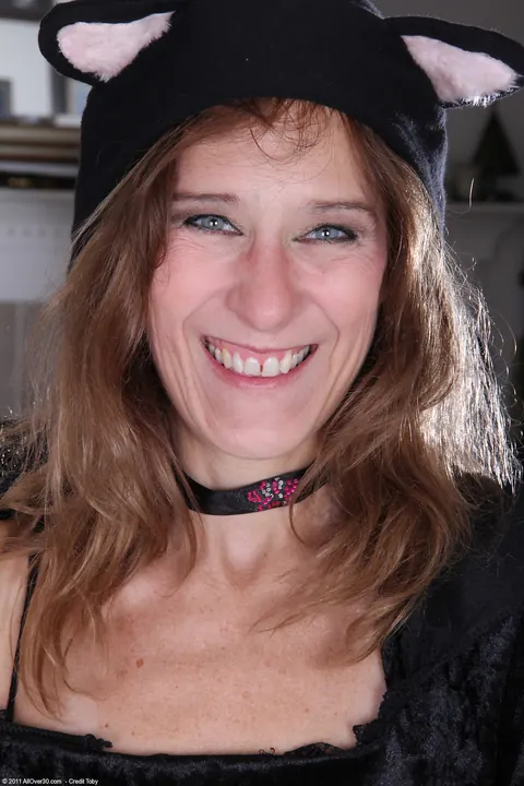 Jay Dee: Redhead MILF Peels Off Her Costume and Fingers Her Hairy Pussy – photo 3 of 21