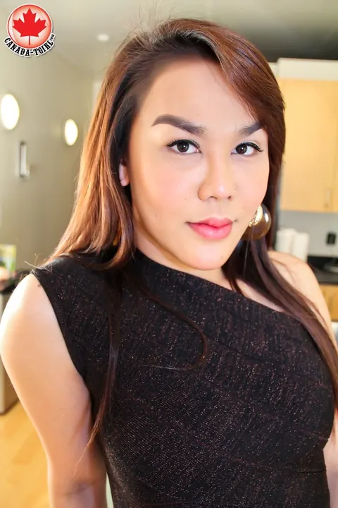 Curvy Trans Woman Unzips Her Skirt and Poses Nude – photo 1 of 16