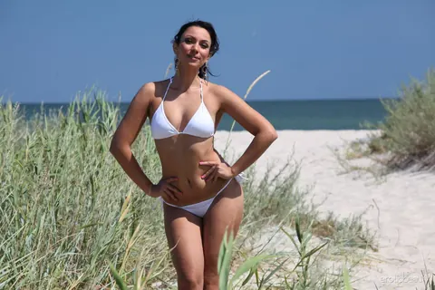PAWG Strips Out of Her Bikini on the Sandy Beach – photo 1 of 16