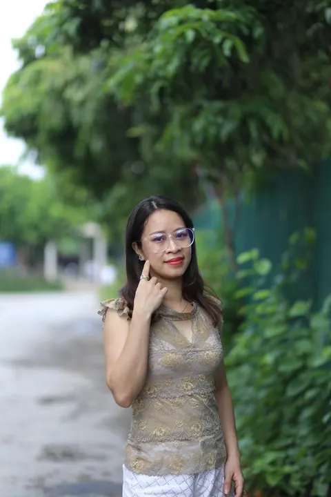Woman Stands Nude and Displays Her Figure for Camera – photo 17 of 21