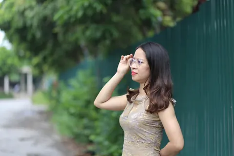 Woman Stands Nude and Displays Her Figure for Camera – photo 19 of 21