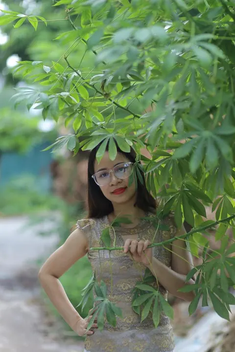 Woman Stands Nude and Displays Her Figure for Camera – photo 6 of 21