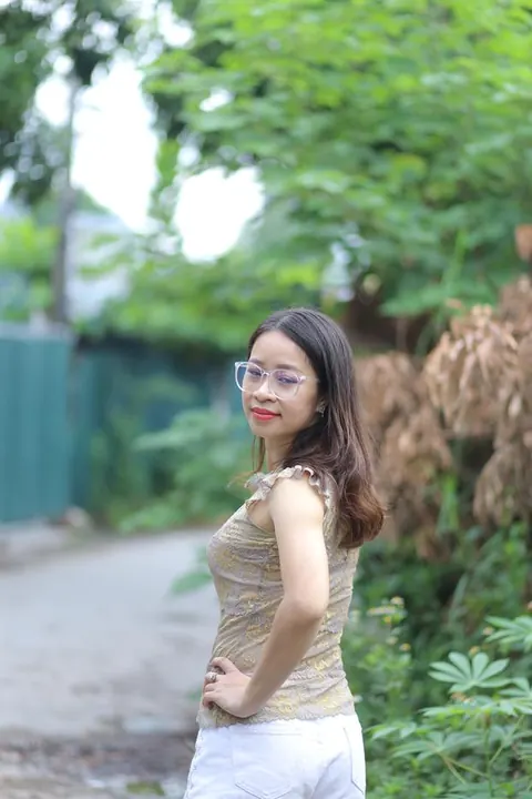Woman Stands Nude and Displays Her Figure for Camera – photo 2 of 21