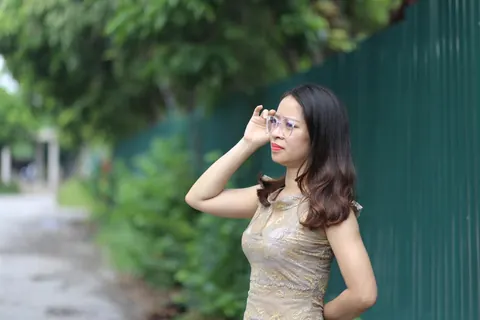 Woman Stands Nude and Displays Her Figure for Camera – photo 18 of 21