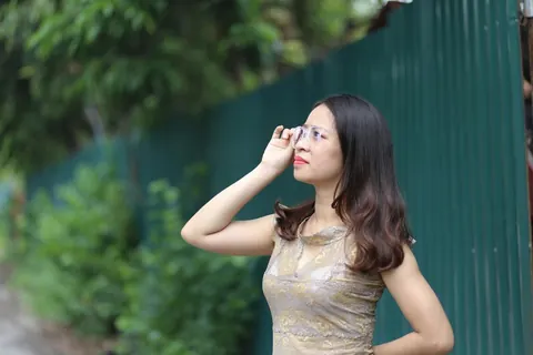 Woman Stands Nude and Displays Her Figure for Camera – photo 20 of 21