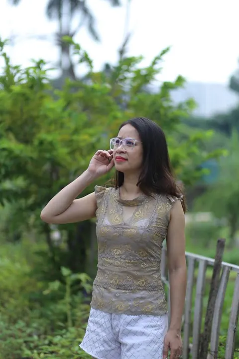 Woman Stands Nude and Displays Her Figure for Camera – photo 13 of 21