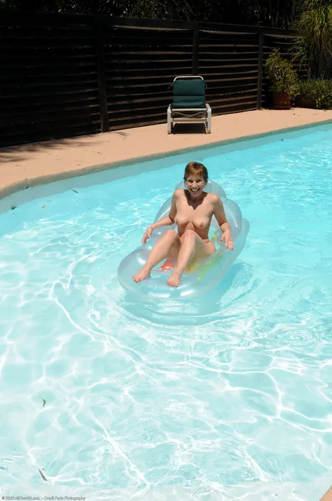 Brandi Minx: Mature Blonde MILF in a Bikini Spreads Her Legs Poolside – photo 12 of 21