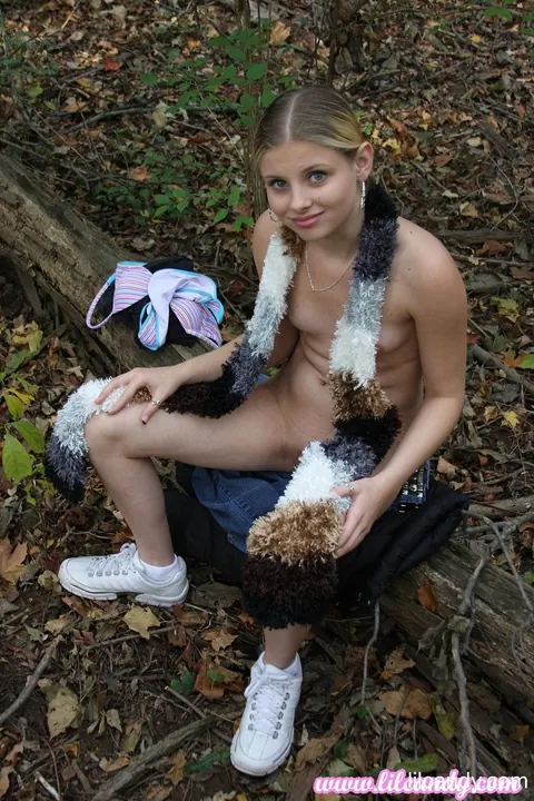 Lil Candy: Redhead Strips Out of Her Jeans in the Forest – photo 16 of 16