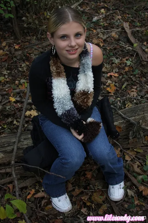 Lil Candy: Redhead Strips Out of Her Jeans in the Forest – photo 4 of 16