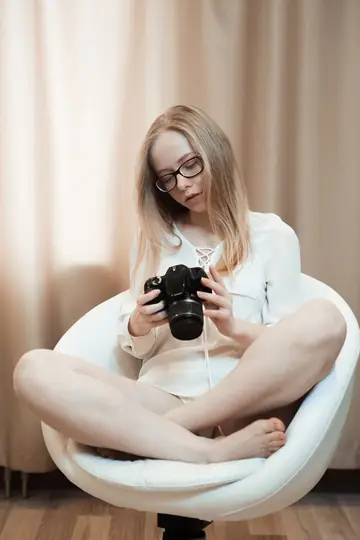 Lola Chic – Thick Russian Blonde Poses in Panties
