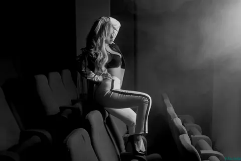 Blonde in a Sexy Outfit and Heels Spreads Her Legs – photo 11 of 15