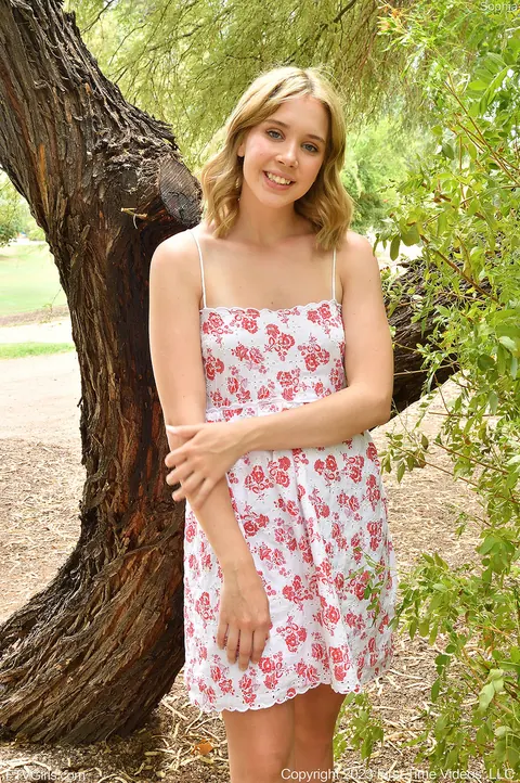 Blonde Lifts Her Skirt and Masturbates Outdoors – photo 2 of 15
