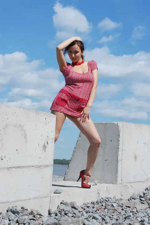 Woman Poses Nude in Glamour Shots – photo 5 of 21