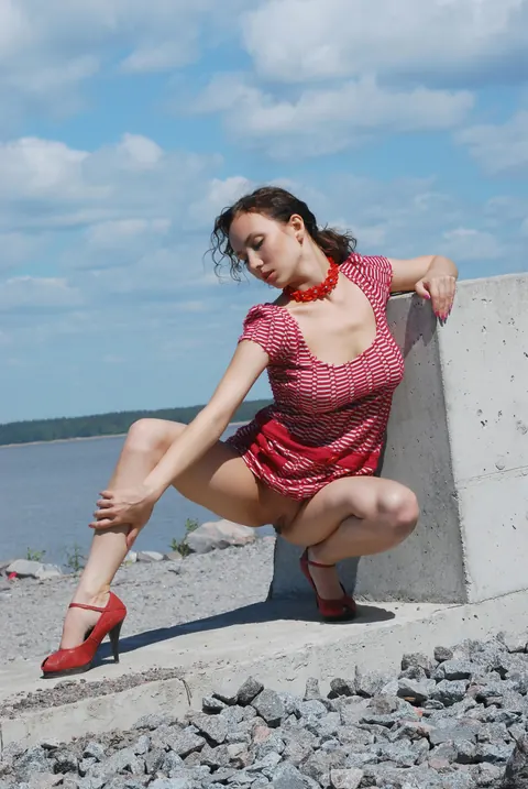 Woman Poses Nude in Glamour Shots – photo 3 of 21
