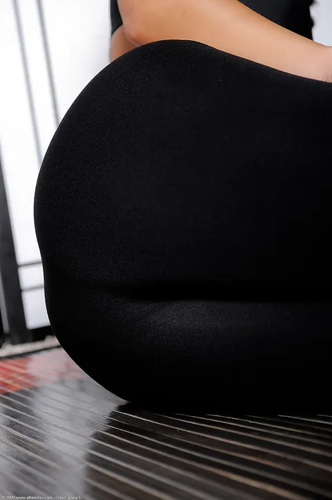 Beti Hana: Thick Asian Brunette Strips Out of Her Yoga Pants and Spreads – photo 3 of 16
