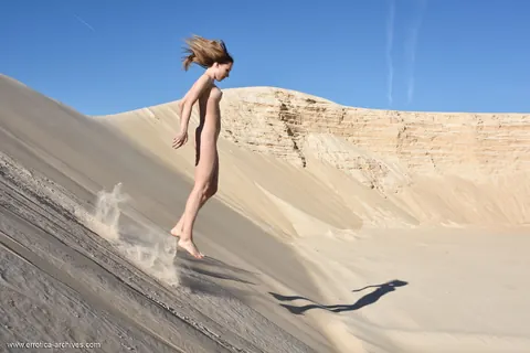 Maxa Saloma: Tall Brunette with Big Natural Tits Poses Nude on the Sand Dunes – photo 12 of 16