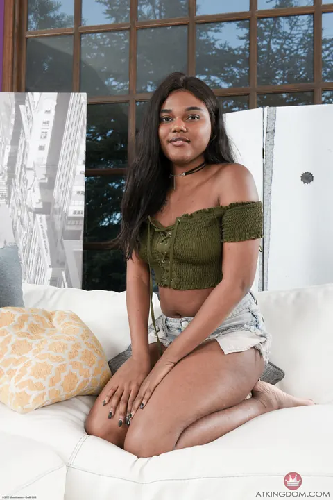Yara Skye: Ebony BBW Undresses and Spreads Her Round Ass – photo 3 of 20