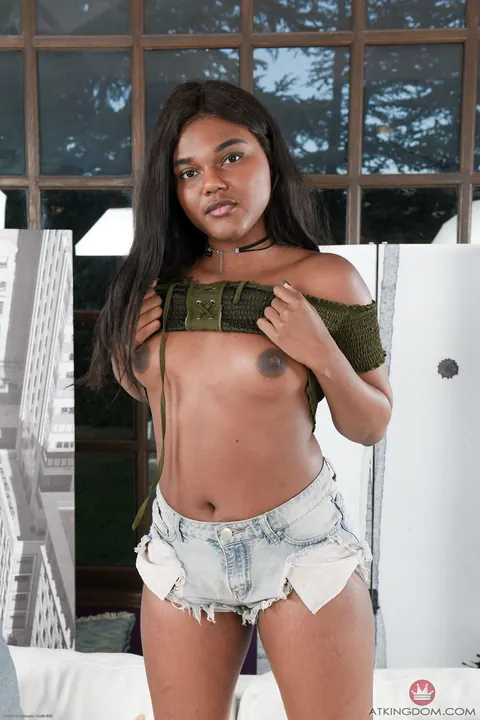 Yara Skye: Ebony BBW Undresses and Spreads Her Round Ass – photo 5 of 20