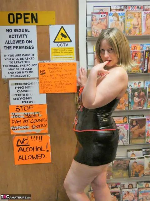 Posh Sophia: Thick British MILF Has Sex in a Leather Skirt and Heels – photo 6 of 20