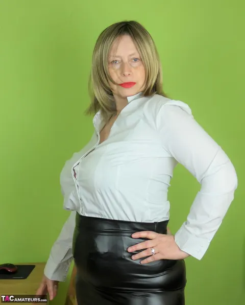 Posh Sophia: Thick British MILF Has Sex in a Leather Skirt and Heels – photo 12 of 20