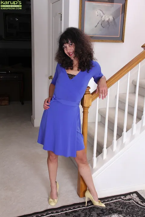 Ramona Jones: Slim Brunette MILF in Heels Fingers Her Hairy Pussy – photo 1 of 16