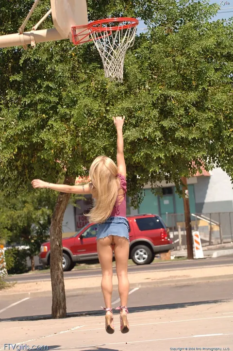 Kylie Wilde: Slim Blonde PAWG Fingers Her Pussy in a Skirt Outdoors – photo 17 of 20