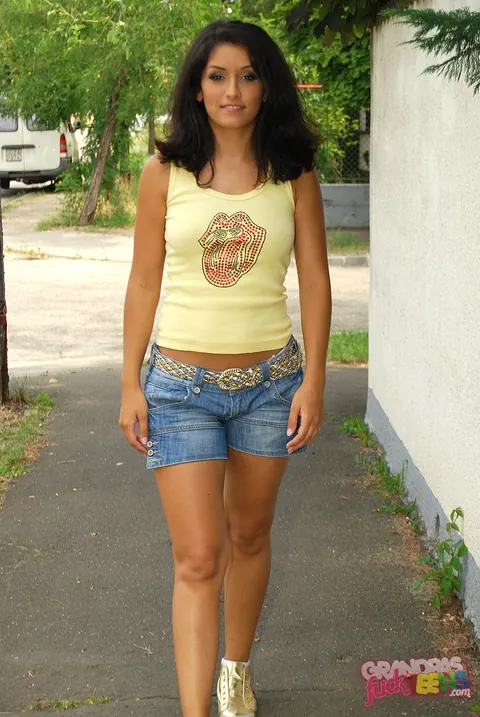 Izabella De Cruz: Skinny Brunette Shows Her Big Ass and Fucks Outdoors – photo 2 of 16