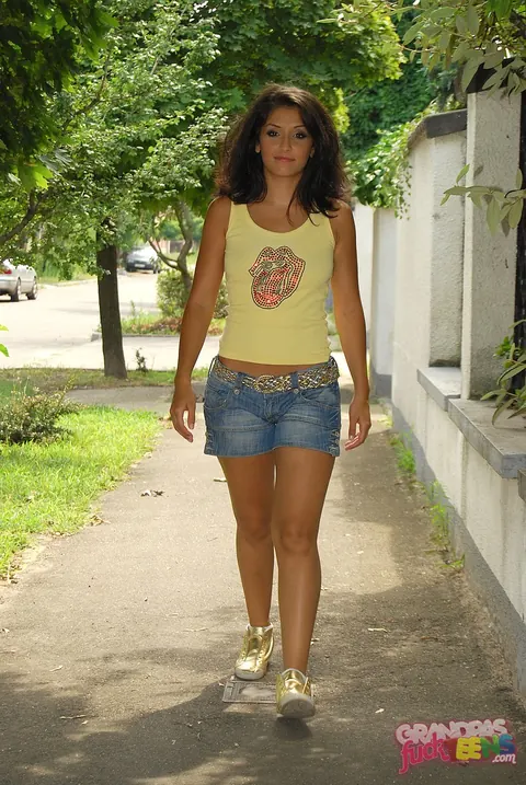 Izabella De Cruz: Skinny Brunette Shows Her Big Ass and Fucks Outdoors – photo 4 of 16