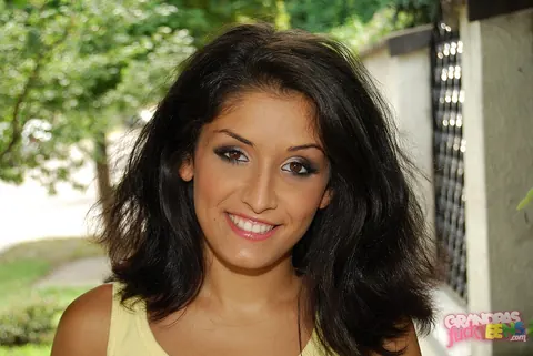 Izabella De Cruz: Skinny Brunette Shows Her Big Ass and Fucks Outdoors – photo 5 of 16