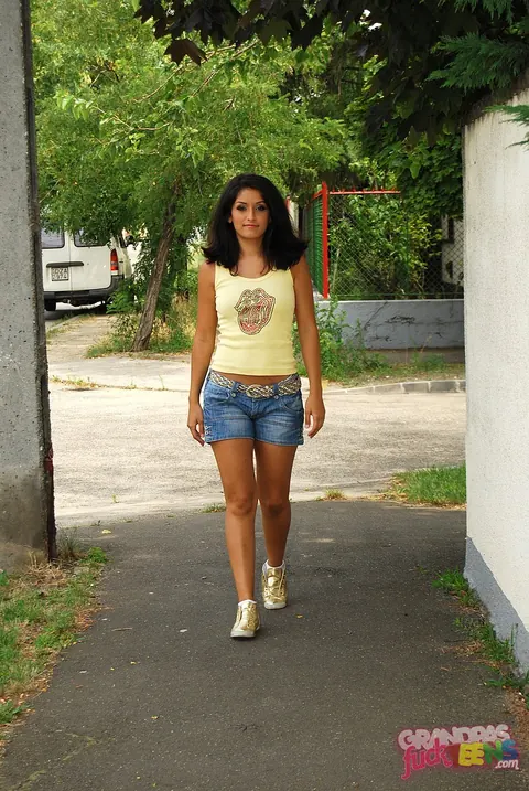 Izabella De Cruz: Skinny Brunette Shows Her Big Ass and Fucks Outdoors – photo 1 of 16