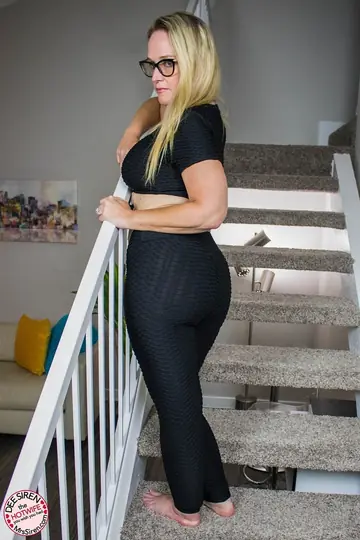 Mature Curvy Blonde Spreads Her Legs in Tight Yoga Pants