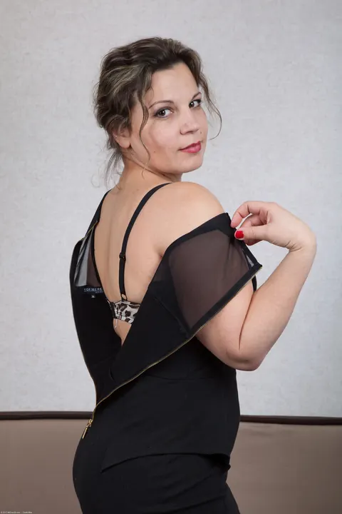 Ellariya Rose: Curvy Ukrainian MILF Rides a Toy and Shows Hairy Crotch – photo 4 of 20