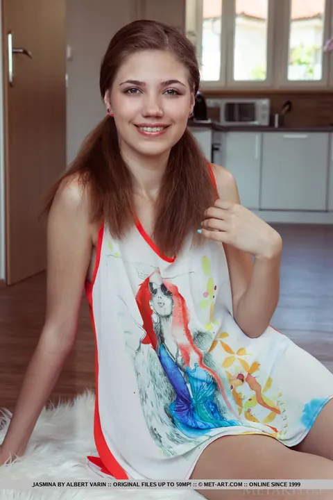 European Woman Strips Off Her Panties and Spreads Her Legs – photo 7 of 18