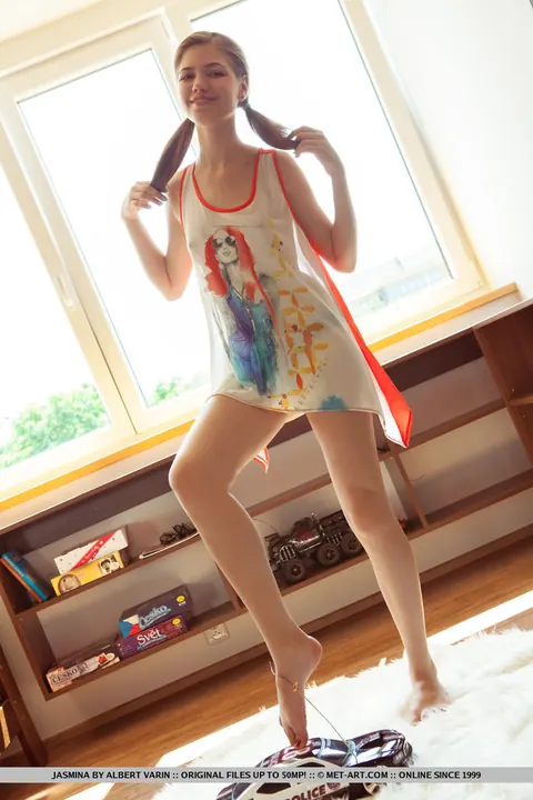 European Woman Strips Off Her Panties and Spreads Her Legs – photo 2 of 18