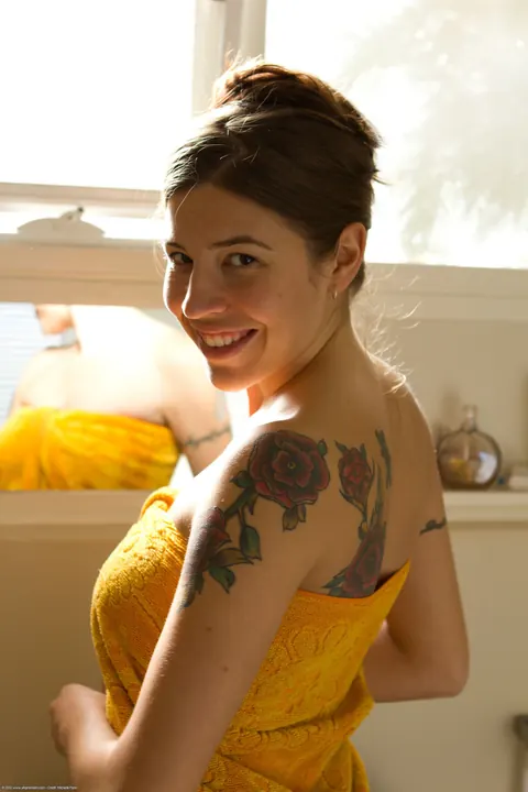 Tall Thick Brunette Shows Her Shaved Pussy in the Bathroom – photo 1 of 21