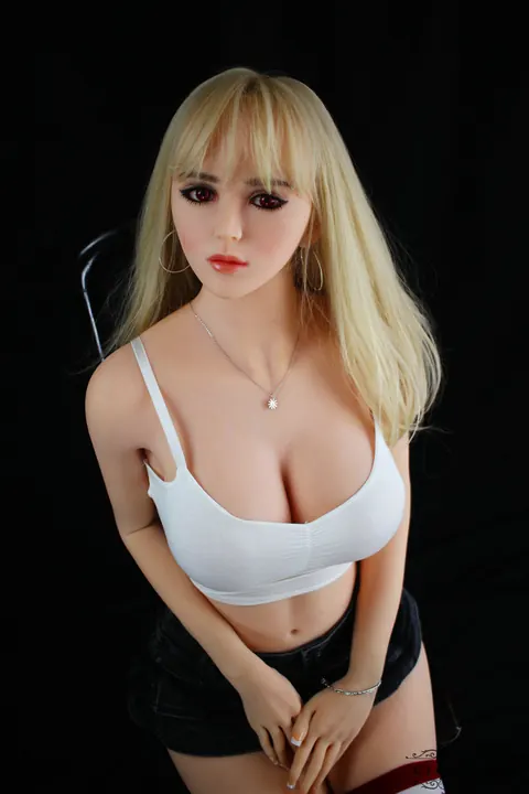 Blonde Bares Her Big Tits in Nude Tease – photo 14 of 17