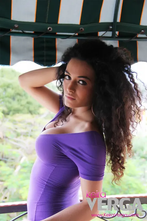 Busty Trans Woman Strips Out of Her Skirt Outdoors – photo 6 of 15
