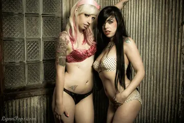 Jessie Lynn – Blonde and Brunette MILFs Pull Panties Aside and Kiss in Lingerie