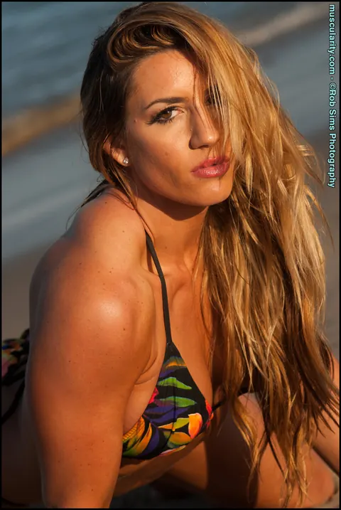 Jessica Kiernan: Thick Blonde Bodybuilder Poses in a Bikini on the Beach – photo 14 of 15