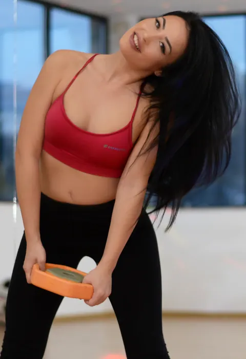 Julia Joy: Thick Brunette Strips Off Her Yoga Pants in the Gym – photo 1 of 15